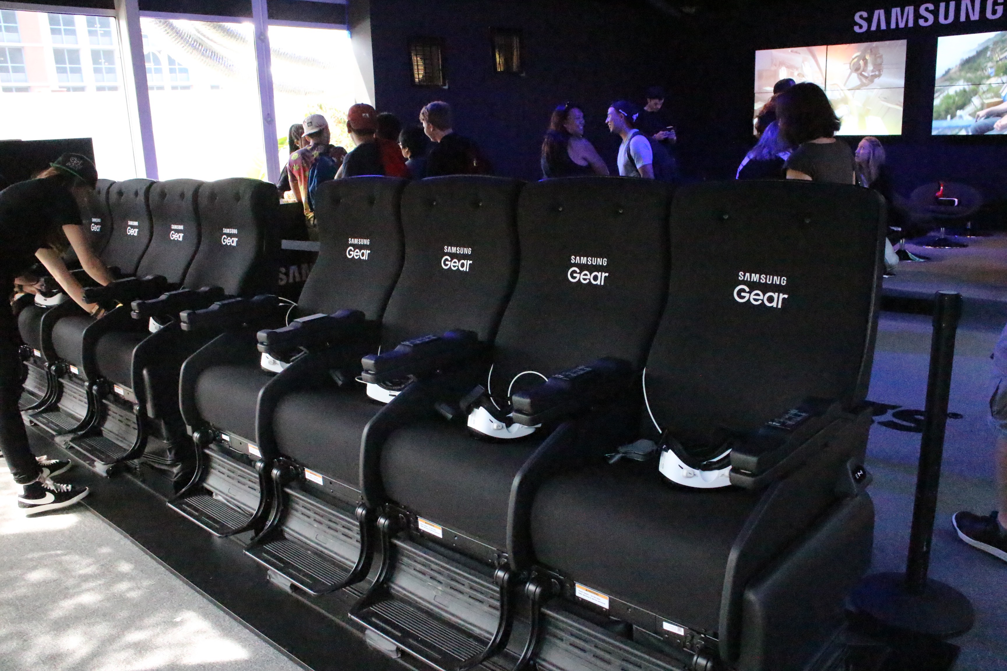 サムスンの体験型イマーシブ・コンテンツ。ジェットコースターのVR映像にあわせて、座席が動く