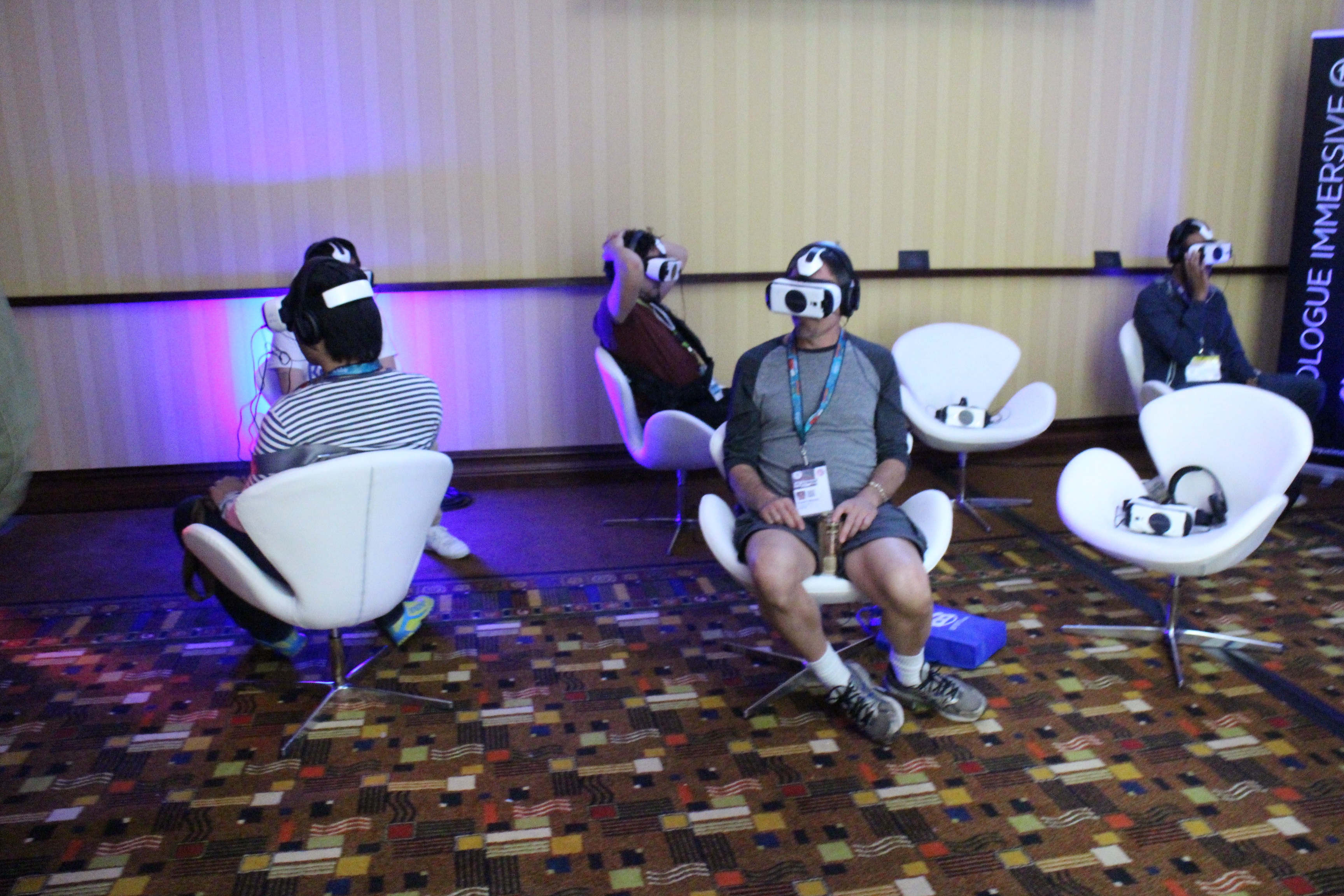 VRトラックの一部展示より。惜しまれるのは、VRにより驚きの体験が得られるにも関わらず、写真におさめるとユーザーがただ座っているだけの退屈な写真となることだ