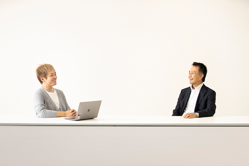 宇野大取締役(右)と河野光宏(左)