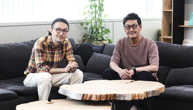 記事「サービスデザインの力で、批判的に具体的に問題を解決する糸口を見つけてほしい｜『サービスデザイン思考──「モノづくりから、コトづくりへ」をこえて』発刊記念インタビュー（前編）」のメインアイキャッチ画像