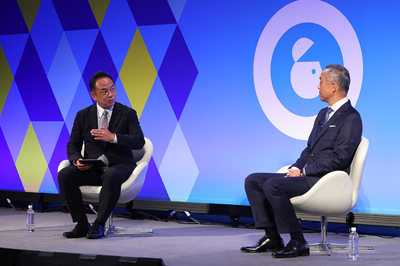 （左）株式会社インフォバーン 代表取締役社長　田中準也、（右）花王株式会社 常務執行役員 化粧品事業部門長 兼 株式会社カネボウ化粧品 代表取締役社長　村上 由泰氏