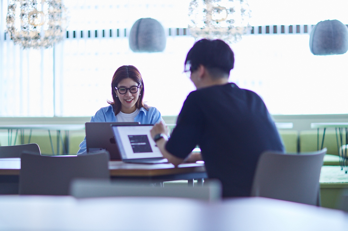 社内で会話している様子