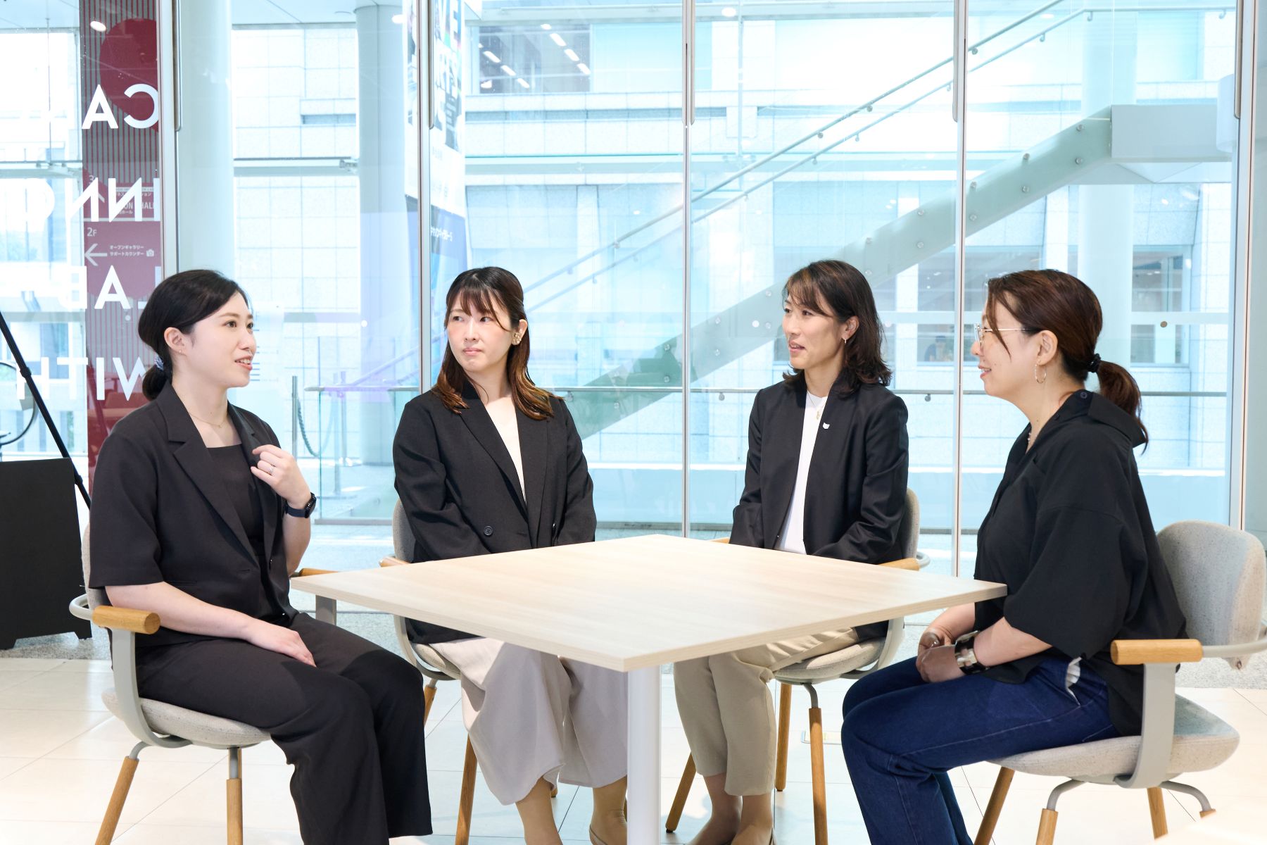 対談をするプロジェクトメンバー4人の写真。