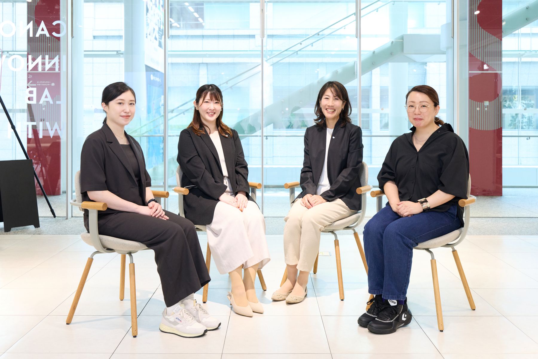 対談をするプロジェクトメンバー4人の写真。