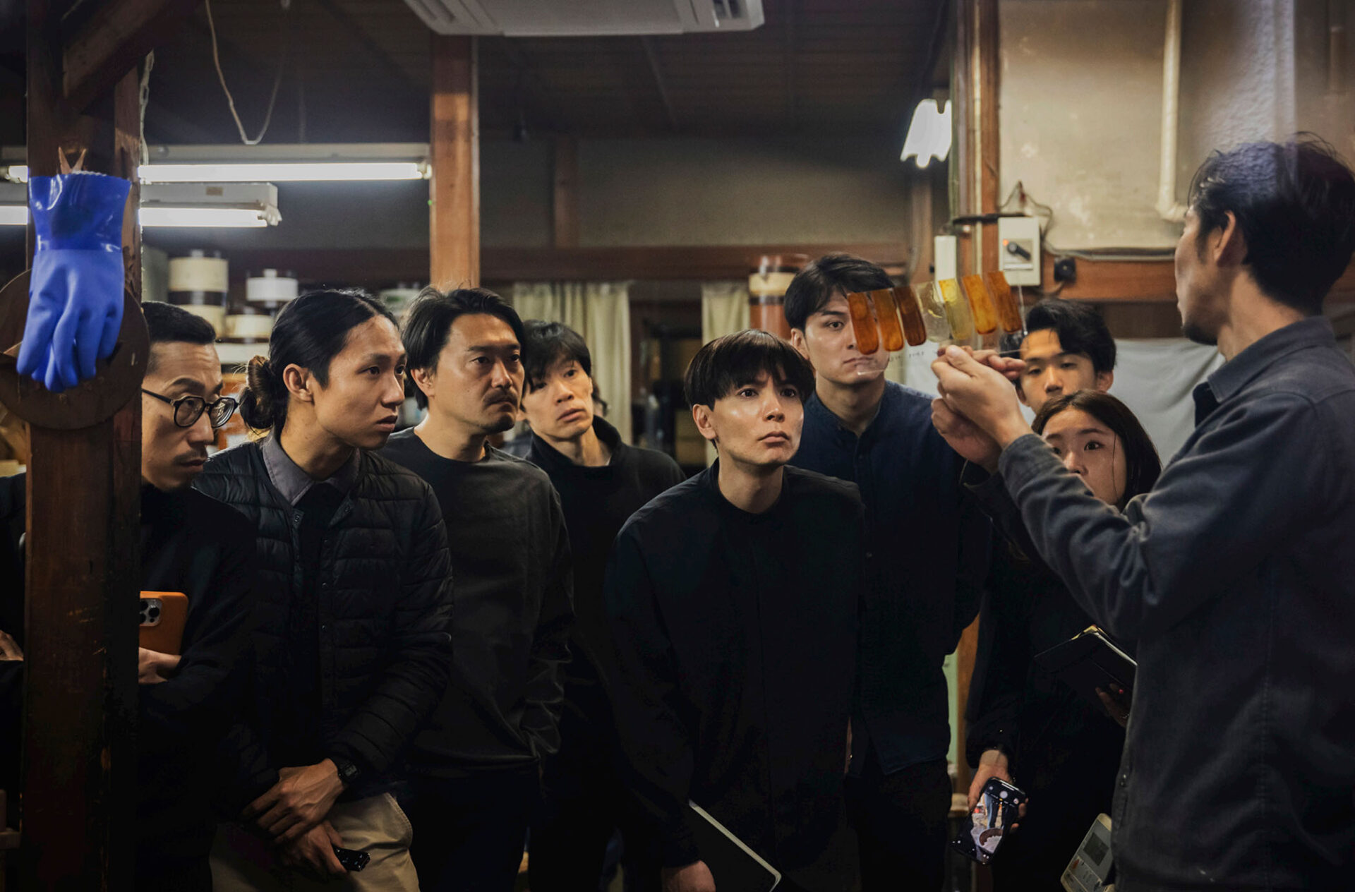 リサーチの参加者たちが漆職人のお話を聞いている様子