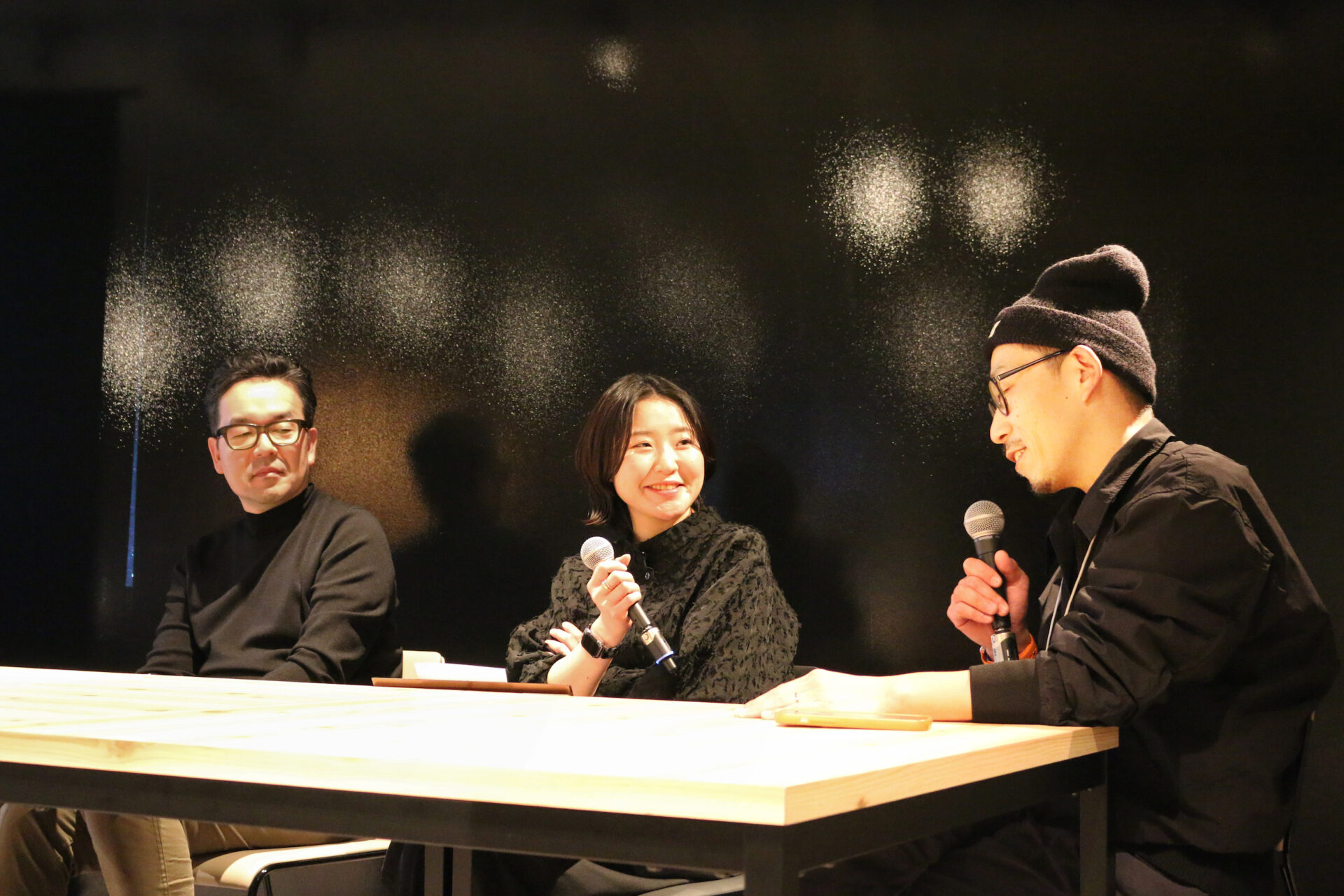 （左から）住友商事のサービスデザイナー 堀健太郎さん、日立製作所のデザイナー 生出英梨子さん、インフォバーンのデザインディレクター 辻村