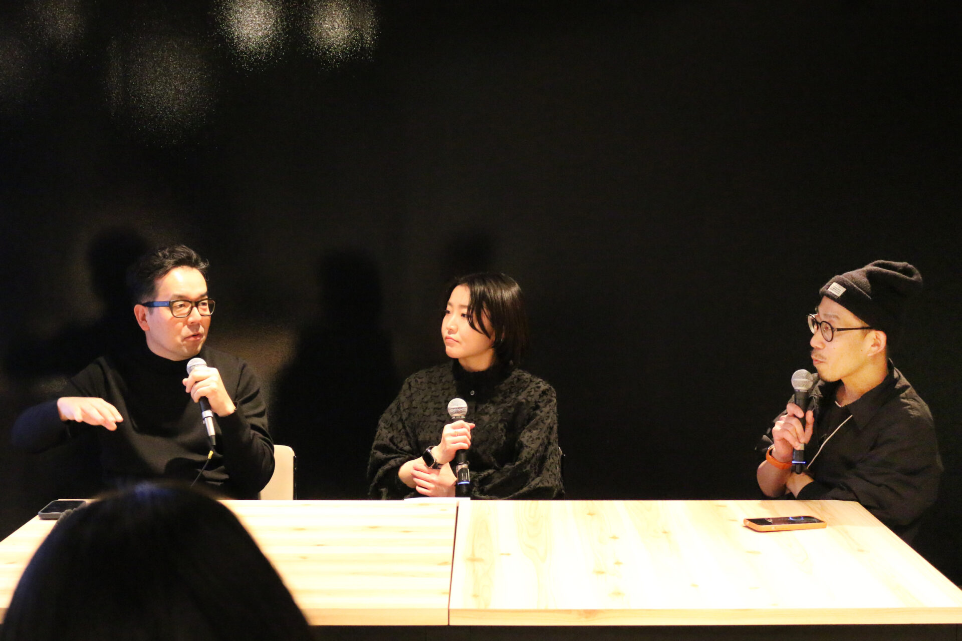 （左から）住友商事のサービスデザイナー 堀健太郎さん、日立製作所のデザイナー 生出英梨子さん、インフォバーンのデザインディレクター 辻村