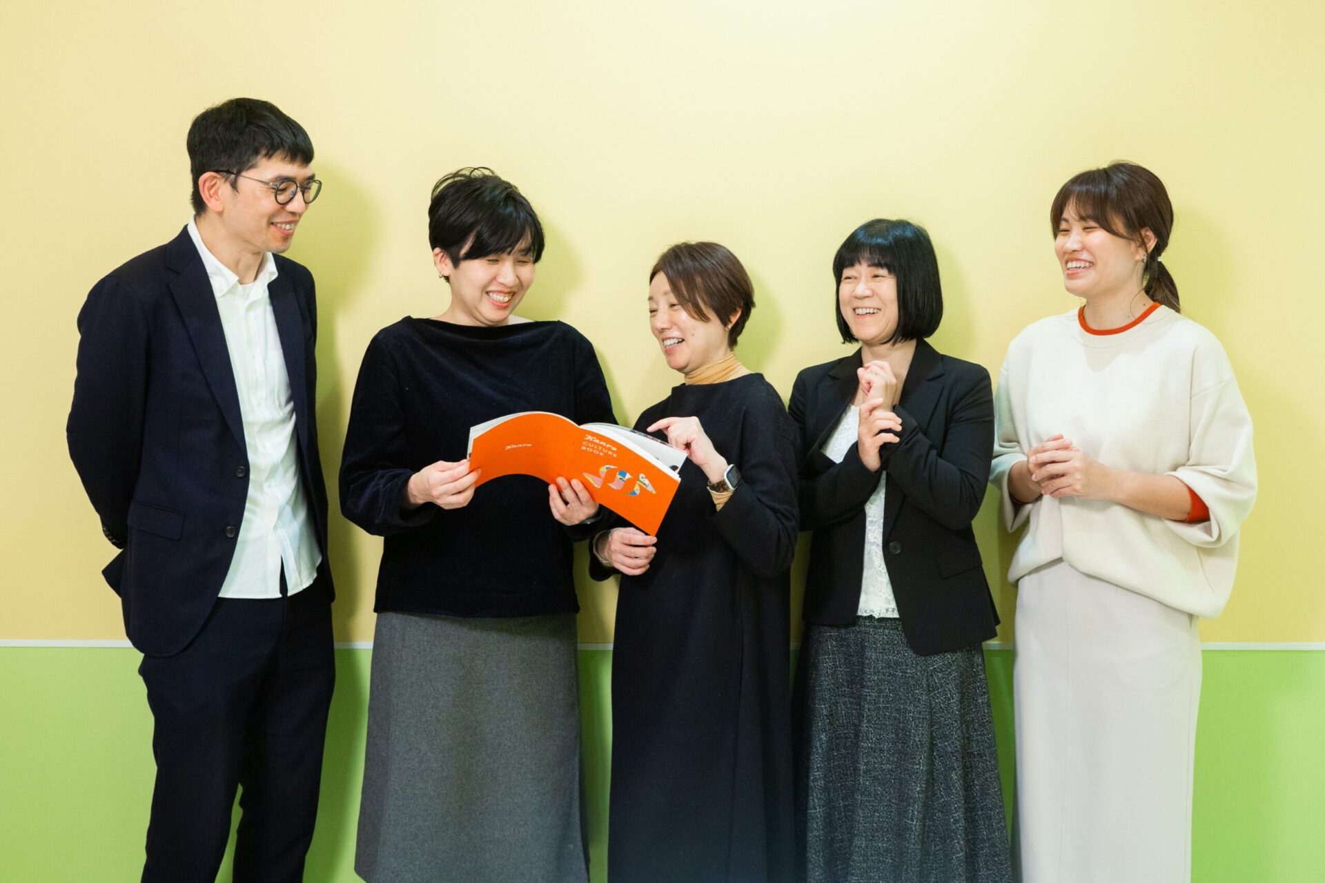 インタビューに出演した5名の集合写真。【撮影：栃久保誠】